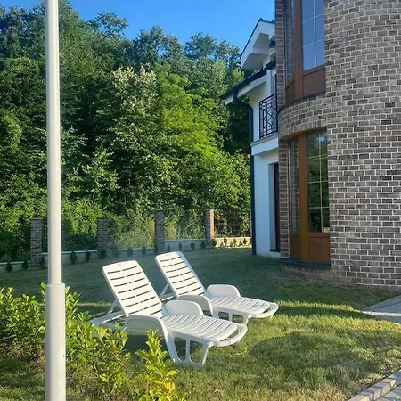 Crown House Aparthotel